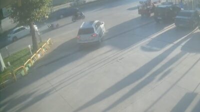 Bursa’da direksiyon hakimiyetini kaybeden motosiklet sürücüsü, aynı istikamette seyreden otomobile