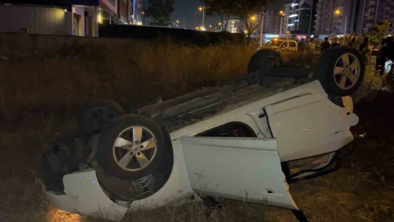 Direksiyon hakimiyetini kaybeden otomobil tarlaya uçtu: 5 yaralı 15 Bülten Medya -