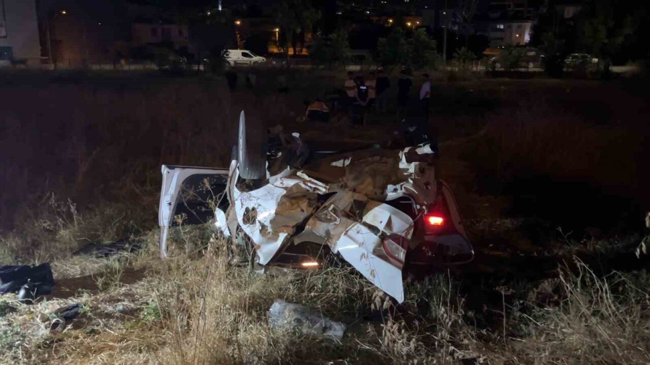 Direksiyon hakimiyetini kaybeden otomobil tarlaya uçtu: 5 yaralı 13 Bülten Medya -