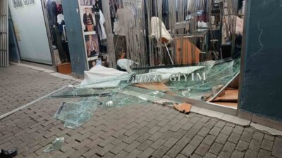 Bursa’da sabah saatlerinde meydana gelen kazada, bir otomobil giyim mağazasının