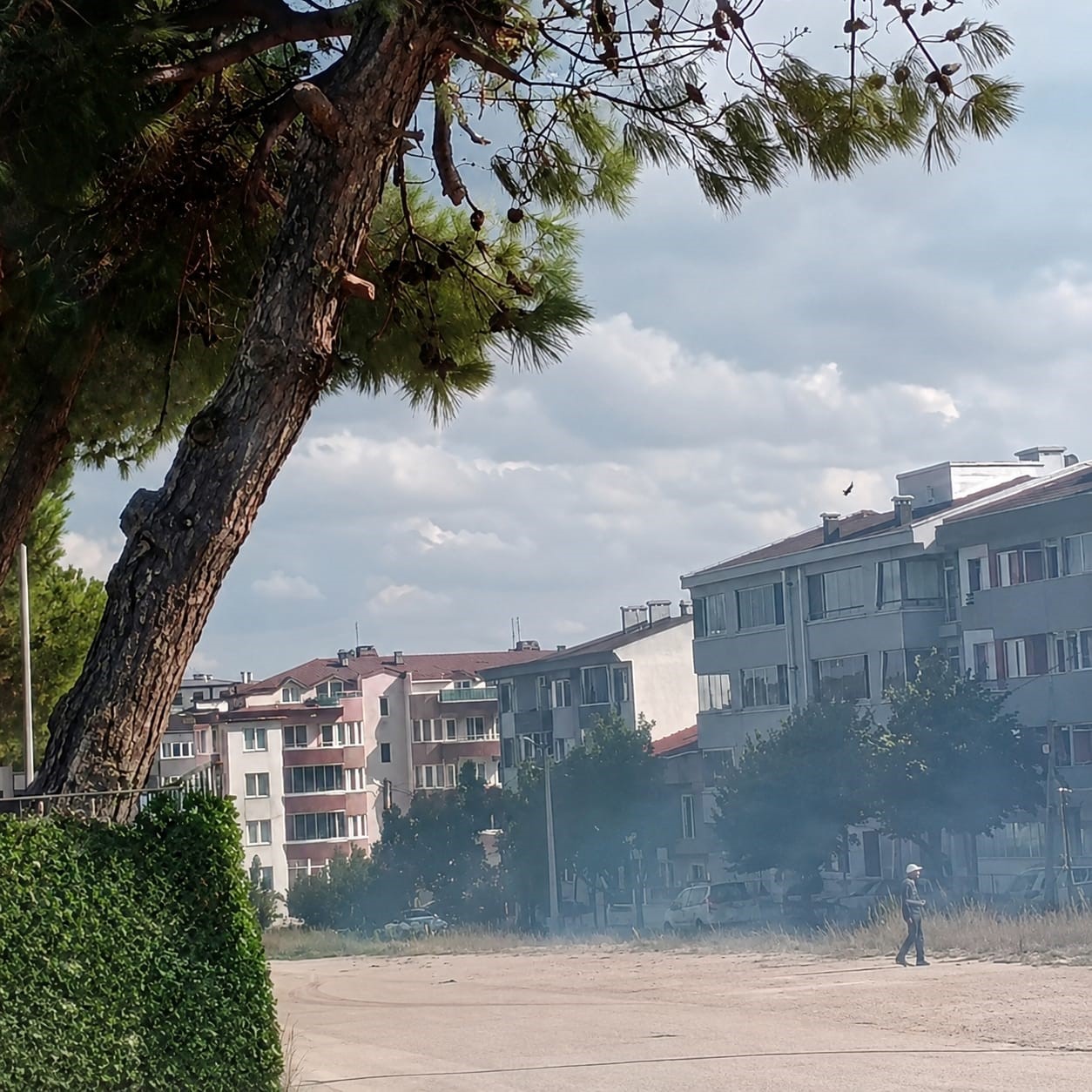 Bandırma’da düğün konvoyundan atıldığı iddia edilen havai fişek, Cumhuriyet İlkokulu
