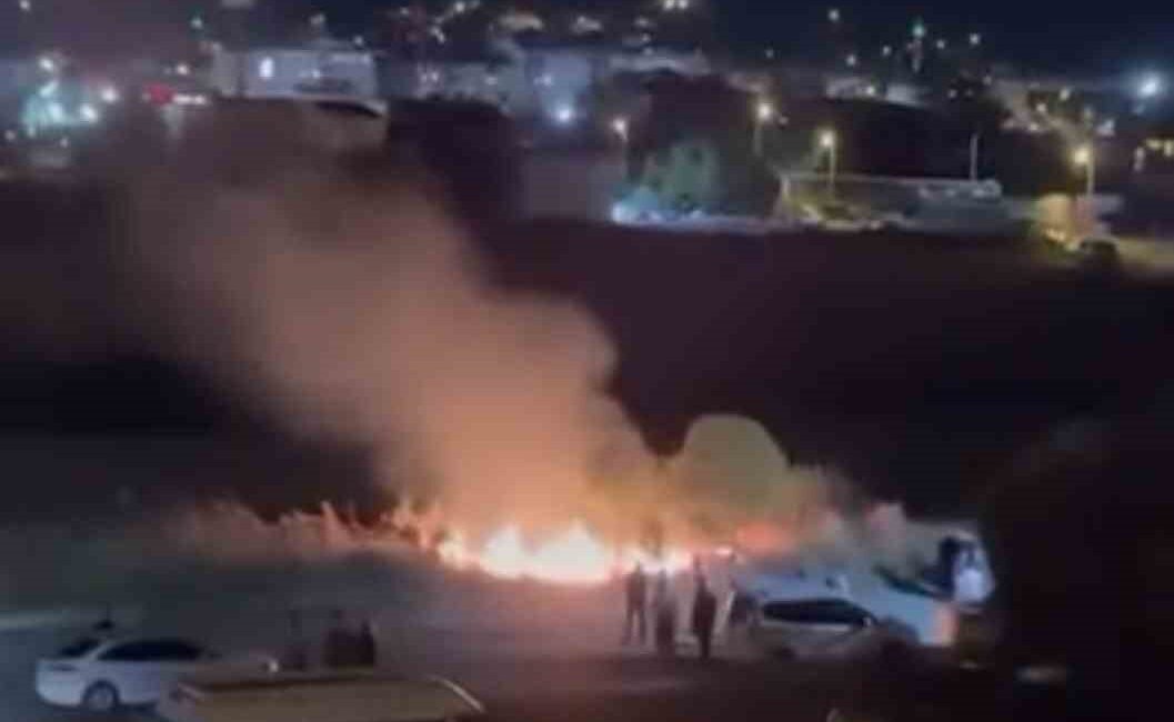 Düğünde atılan havai fişek yangın çıkardı Balıkesir’in Susurluk ilçesinde bir düğünde atılan havai fişekler yol kenarındaki