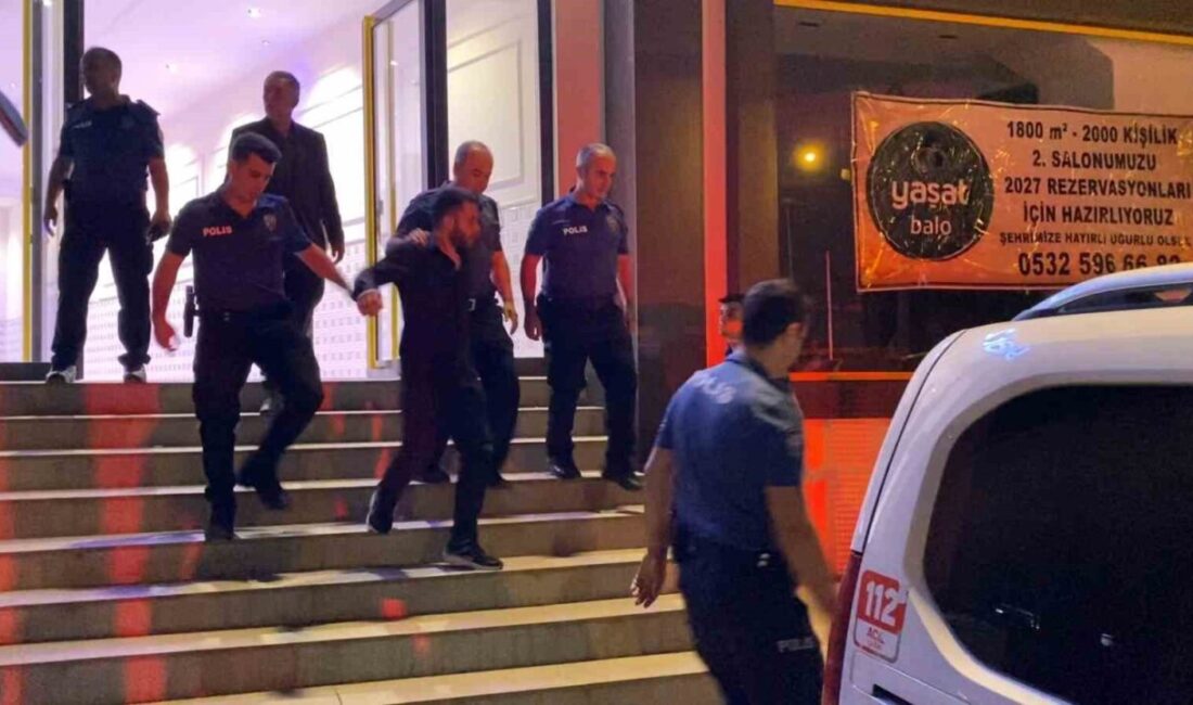 Düğünde çalınan şarkıyı beğenmeyen iki grup arası bıçaklı kavga: 3 yaralı Bursa’nın İnegöl ilçesinde bir düğün salonunda iki grup arasında çıkan