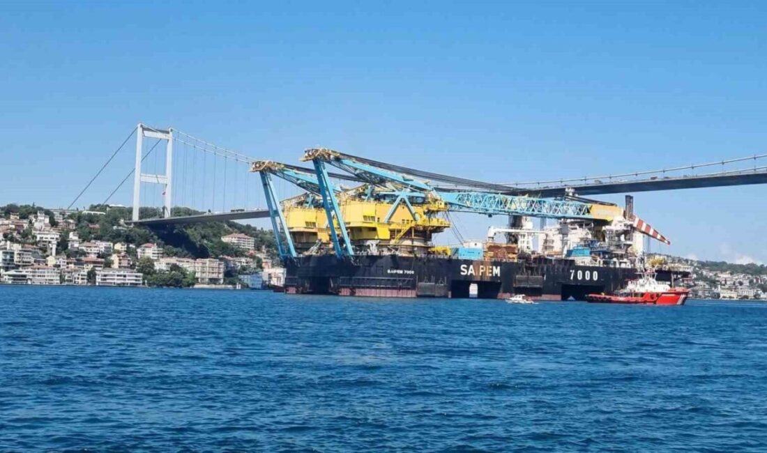 Dünyanın en büyük 3’üncü vinç gemisi ’Saipem 7000’ İstanbul Boğazı’ndan geçti Dünyanın en büyük üçüncü yarı batık vinç ve boru döşeme