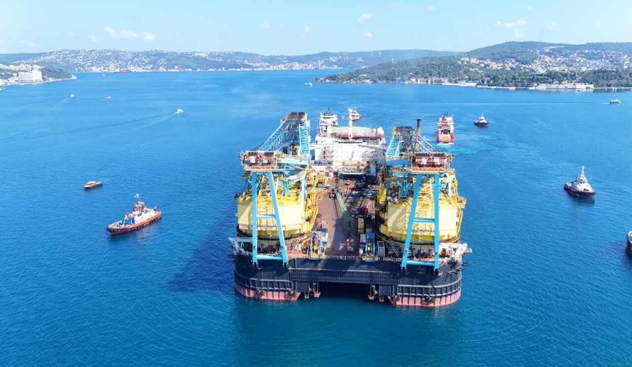 Dünyanın en büyük 3’üncü vinç gemisi ’Saipem 7000’ İstanbul Boğazı’ndan geçti 8 Bülten Medya -