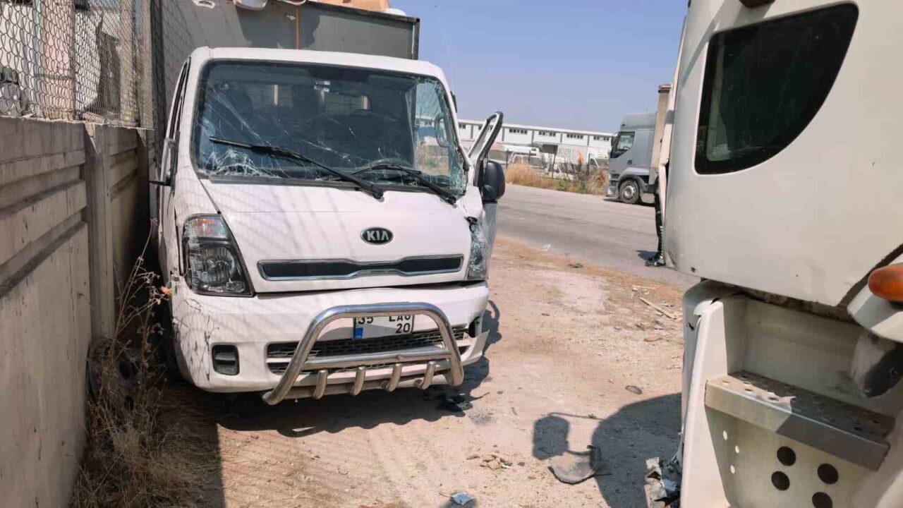 Duran kamyona çarpan kamyonet sürücüsü ağır yaralandı 11 Bülten Medya -