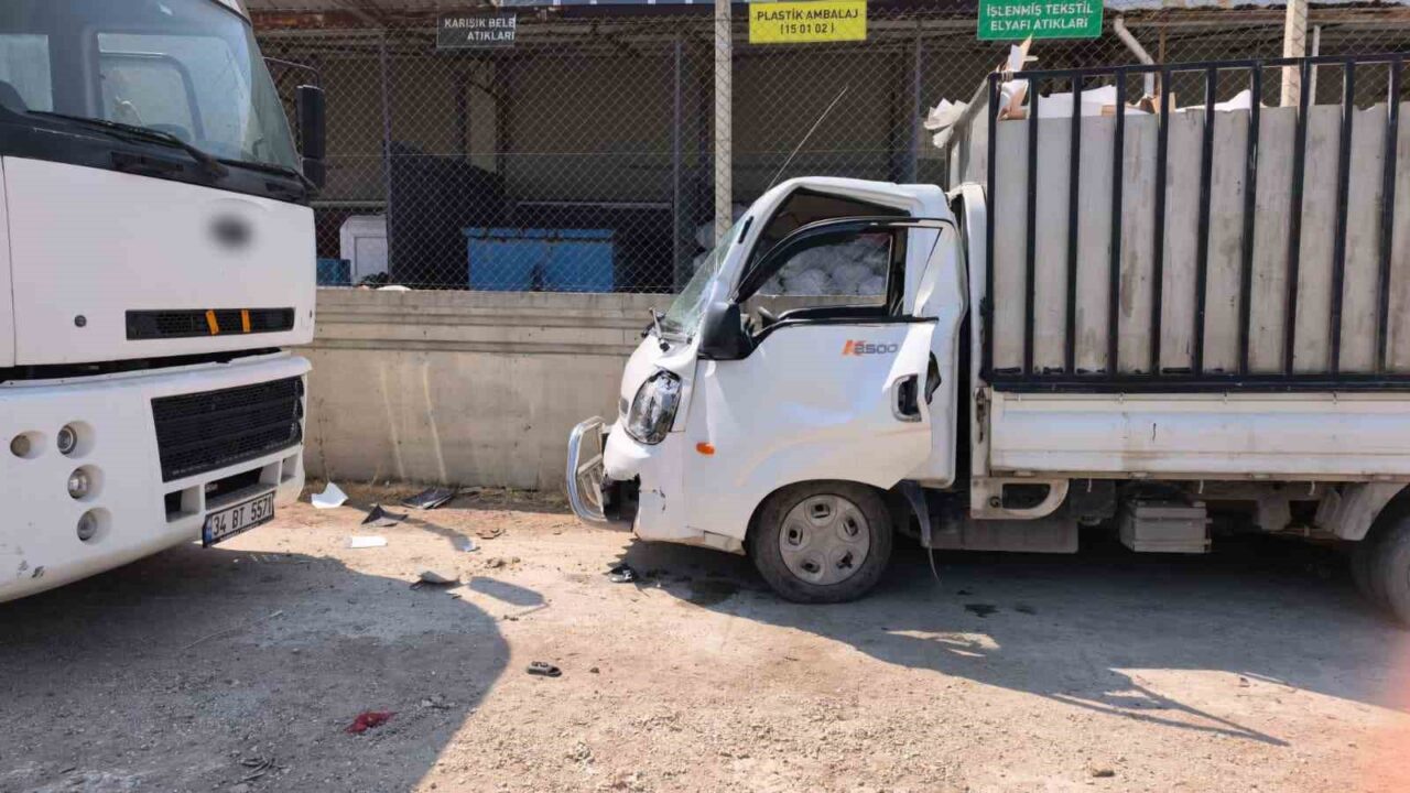 Duran kamyona çarpan kamyonet sürücüsü ağır yaralandı 12 Bülten Medya -