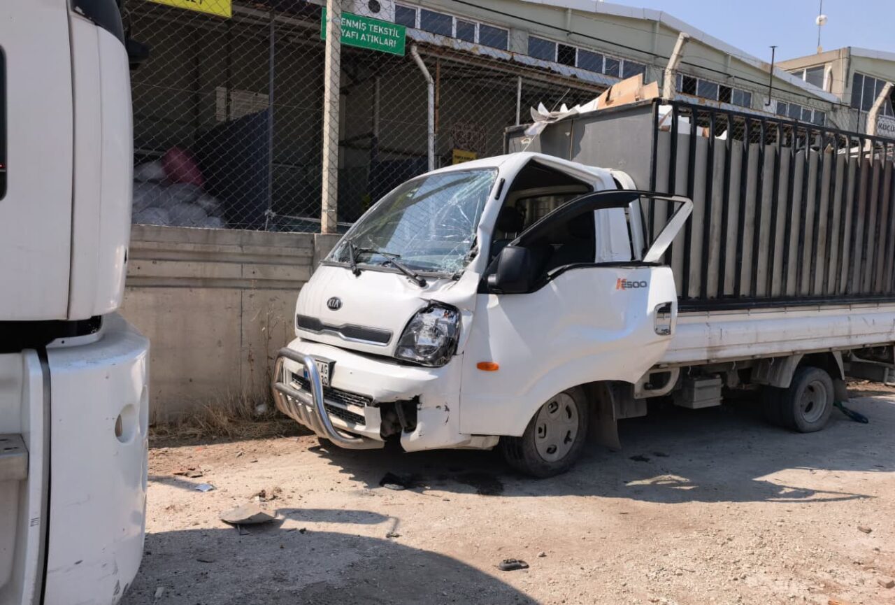 Duran kamyona çarpan kamyonet sürücüsü ağır yaralandı 10 Bülten Medya -