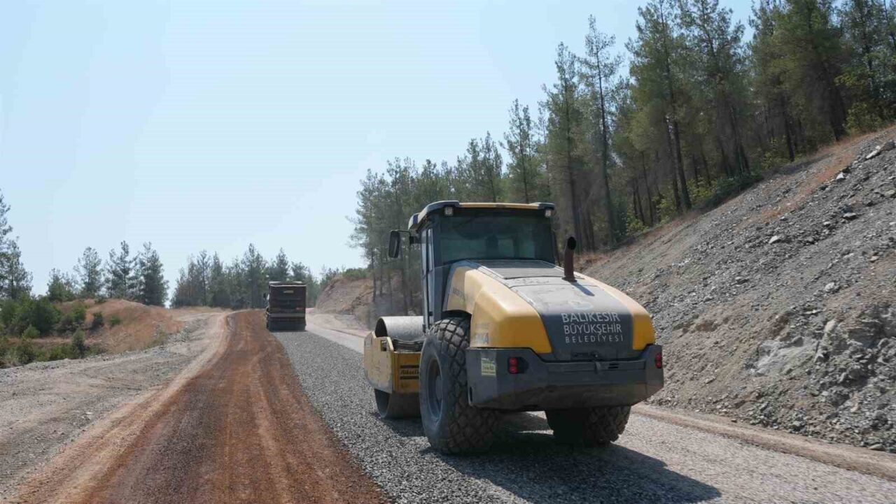 Dursunbey’de Başkan Akın’ın söz verdiği yol tamamlandı 13 Bülten Medya -