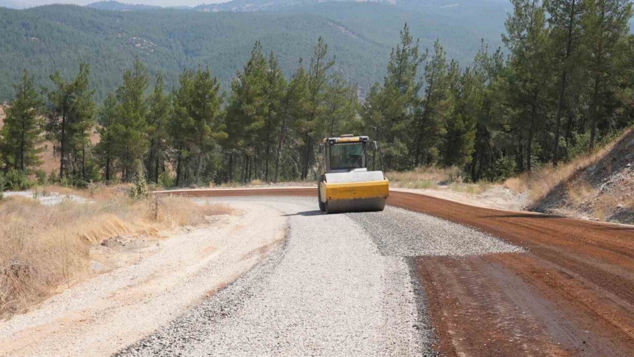 Dursunbey’de Başkan Akın’ın söz verdiği yol tamamlandı 16 Bülten Medya -