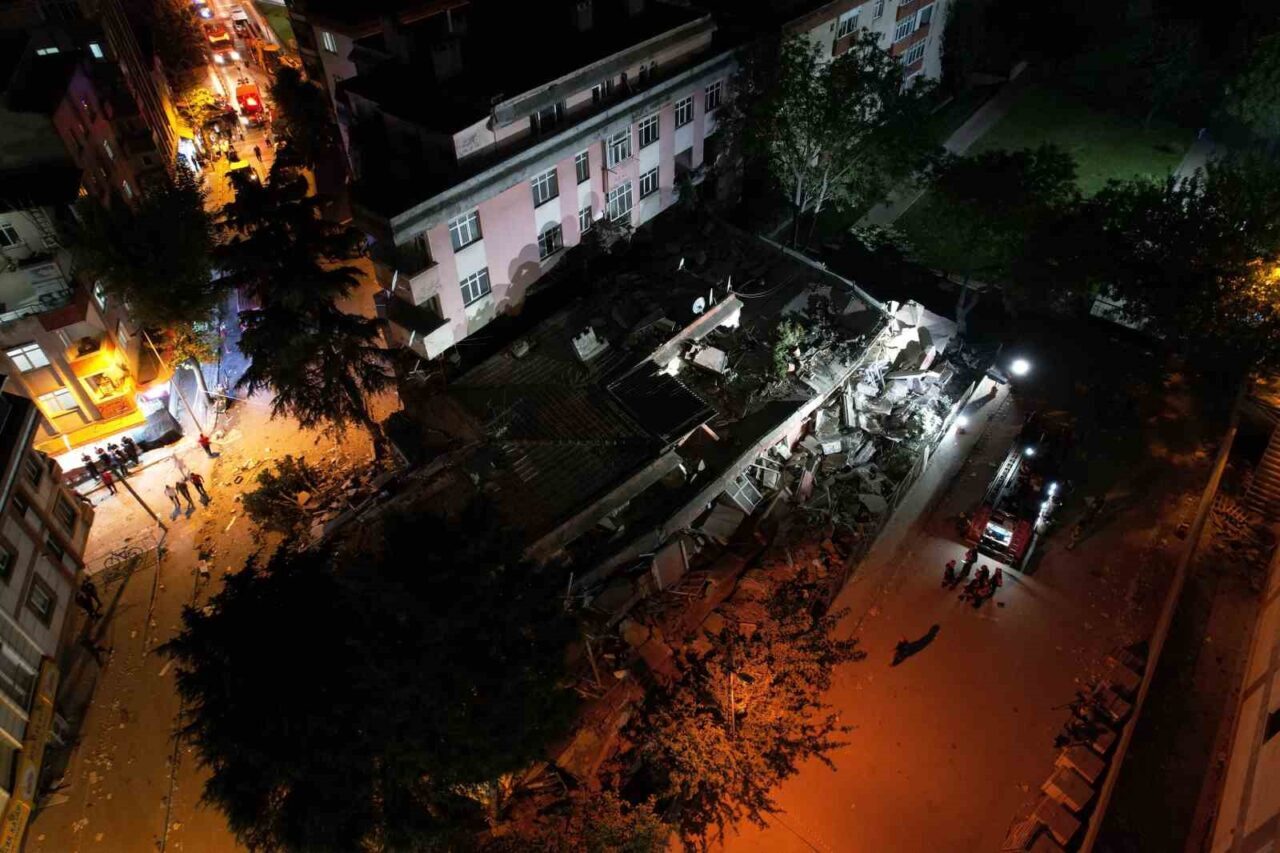(Düzeltme) Bahçelievler Belediyesi: "Binanın önceden tahliye edilmesi nedeniyle ilk belirlemelere göre herhangi bir can kaybı veya yaralanma bulunmamaktadır" 4 Bülten Medya -