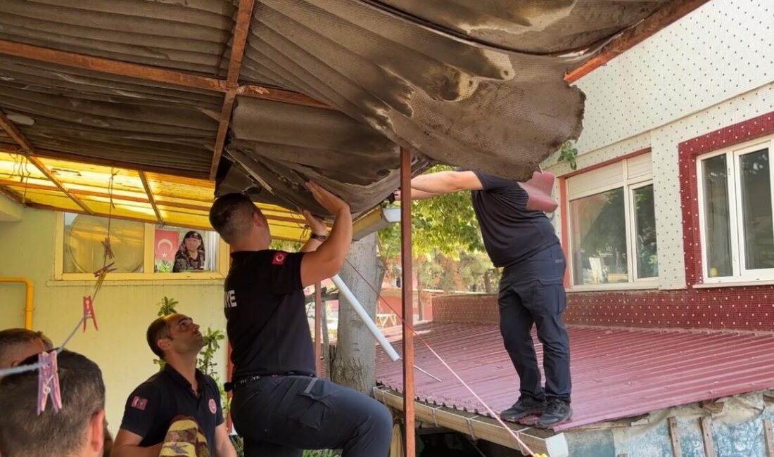 Edirne’de bir evin çatısına çıkan şahıs, polis ve itfaiye ekiplerinin