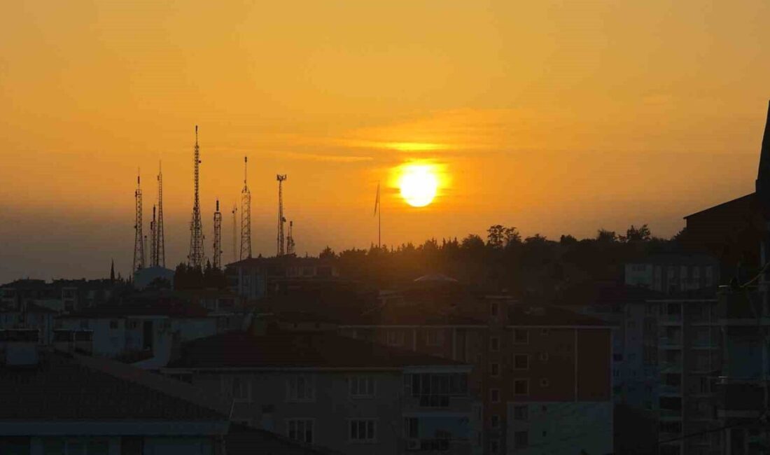 Edirne’de gün batımı ve Türk bayrağı aynı karede buluştu Edirne’de Buçuktepe’de dalgalanan Türk bayrağı, gün batımının kızıl tonlarıyla birleşince
