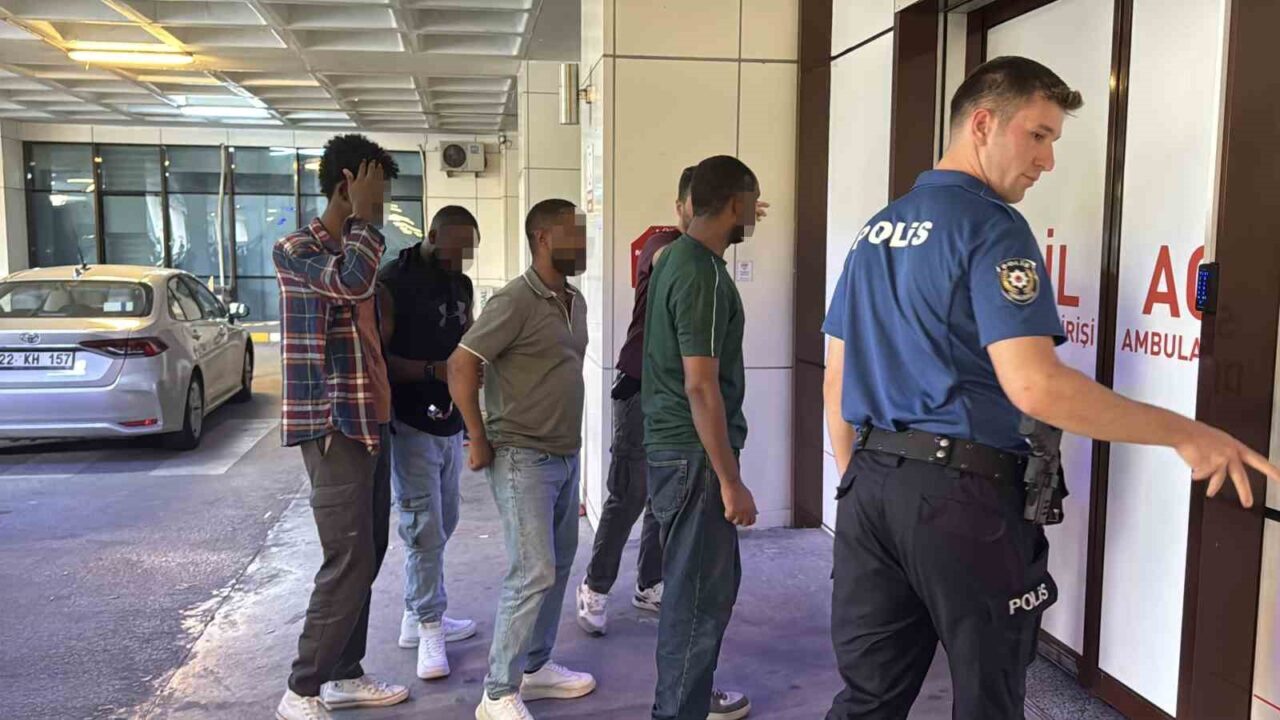 Edirne’de minibüste 19 kaçak göçmen yakalandı 8 Bülten Medya -