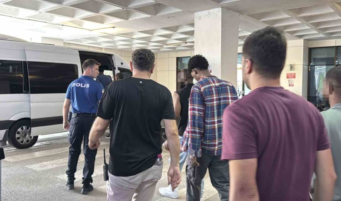 Edirne’de minibüste 19 kaçak göçmen yakalandı Edirne’de polis ekipleri tarafından durdurulan bir minibüste 19 kaçak göçmen