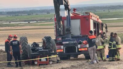 Edirne’nin Üyüklütatar köyünde devrilen traktörün altında kalan çift hayatını kaybetti.