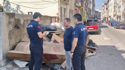 Edremit Belediyesi Zabıta Müdürlüğü ekipleri, kent genelinde izinsiz şekilde bırakılan