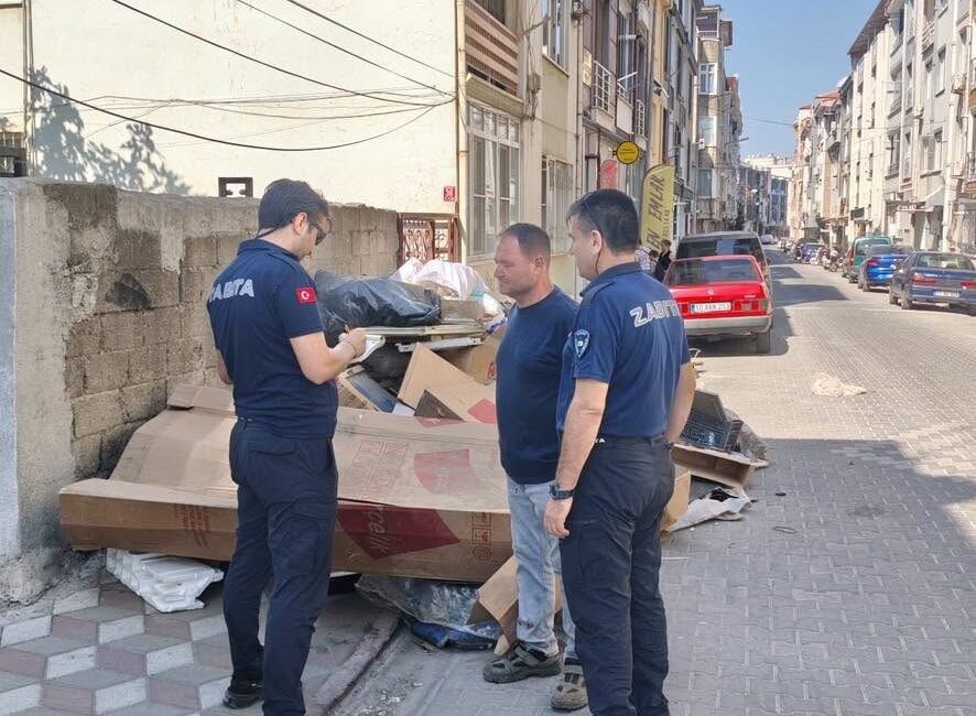 Edremit Belediyesi’nden kaçak döküme sıkı denetim Edremit Belediyesi Zabıta Müdürlüğü ekipleri, kent genelinde izinsiz şekilde bırakılan
