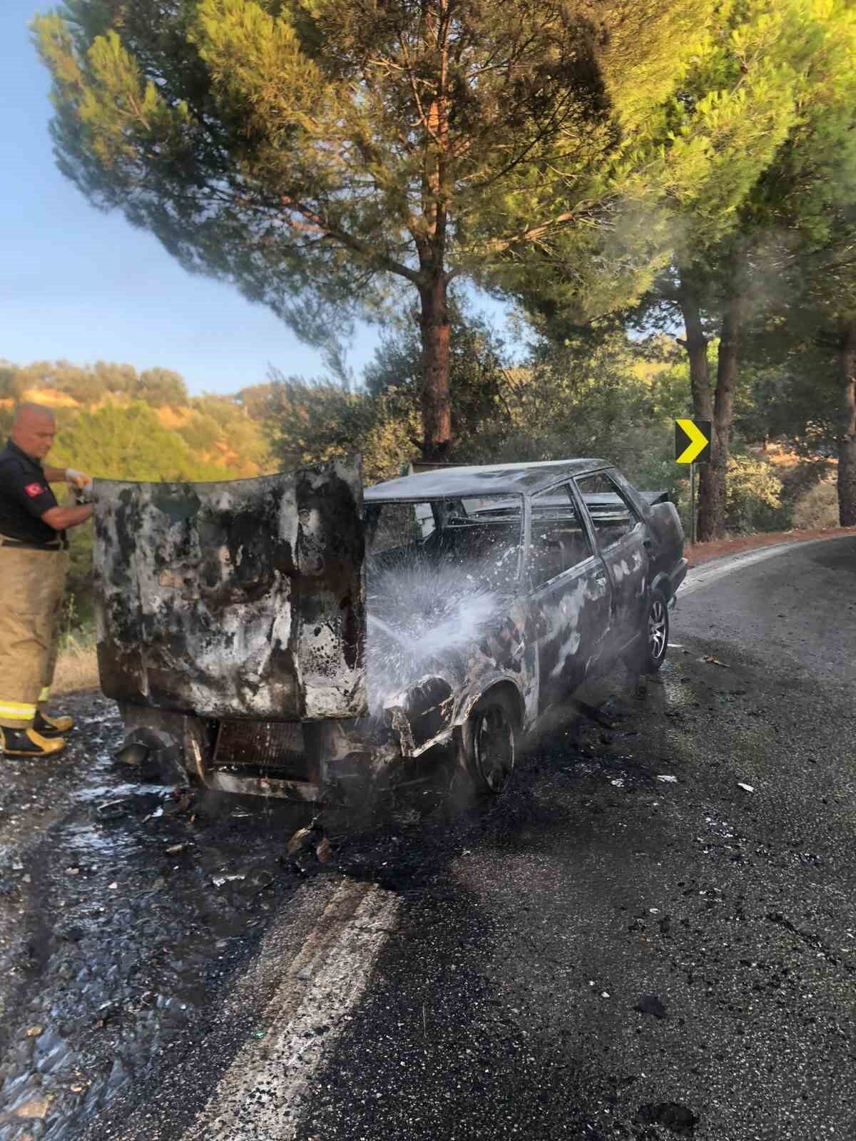 Edremit’te araç yangını itfaiye ekiplerince söndürüldü 8 Bülten Medya -