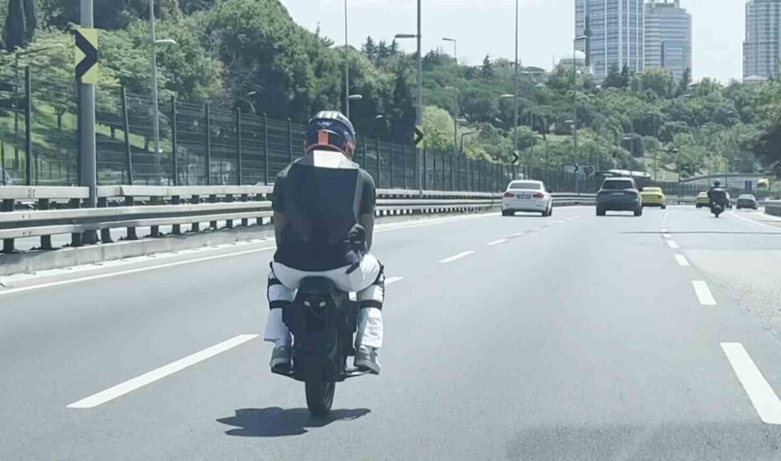 Elektrikli tek tekerli scooter üzerinde tehlikeli yolculuk kamerada Üsküdar’da elektrikli tek tekerli scooter sürücüsünün tehlikeli yolculuğu cep telefonu