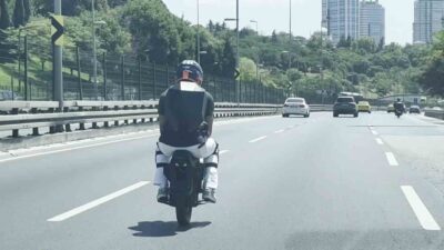 Üsküdar’da elektrikli tek tekerli scooter sürücüsünün tehlikeli yolculuğu cep telefonu