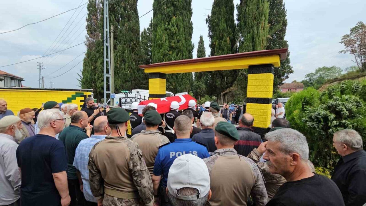 Emekli baş polis, memleketinde son yolculuğuna uğurlandı 22 Bülten Medya -