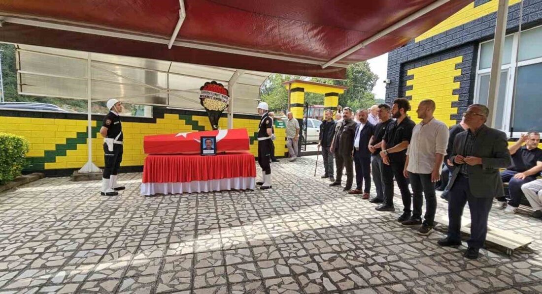 Emekli baş polis, memleketinde son yolculuğuna uğurlandı Bursa’da tedavi gördüğü hastanede hayatını kaybeden emekli baş polis, memleketi