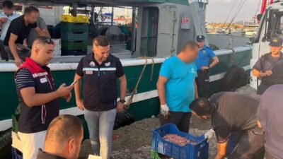 Edirne’nin Enez ilçesinde, uluslararası sularda avcılık faaliyetinde bulunan trol teknelerine