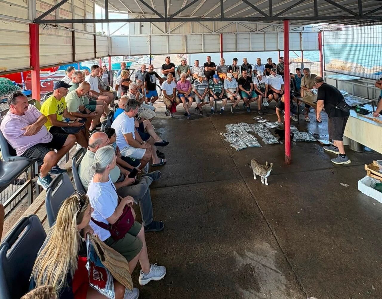 Erdek’te balıklar mezatta satışa sunuldu 14 Bülten Medya -