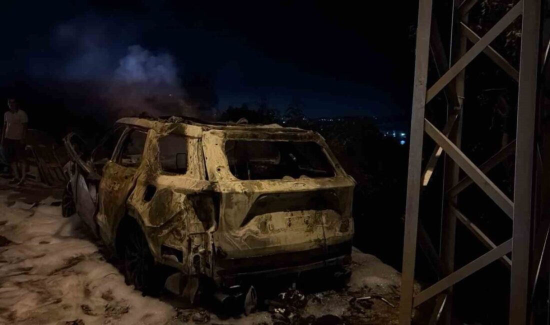 Erdek’te otomobil yangını paniğe neden oldu Balıkesir’in Erdek ilçesinde bir otomobilde çıkan yangın paniğe neden oldu.