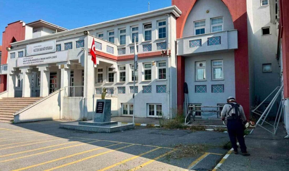 Erenler’de okul bahçeleri yeni eğitim yılına hazırlanıyor Sakarya’nın Erenler ilçesinde, yeni eğitim-öğretim yılı öncesinde okul bahçelerinde bakım