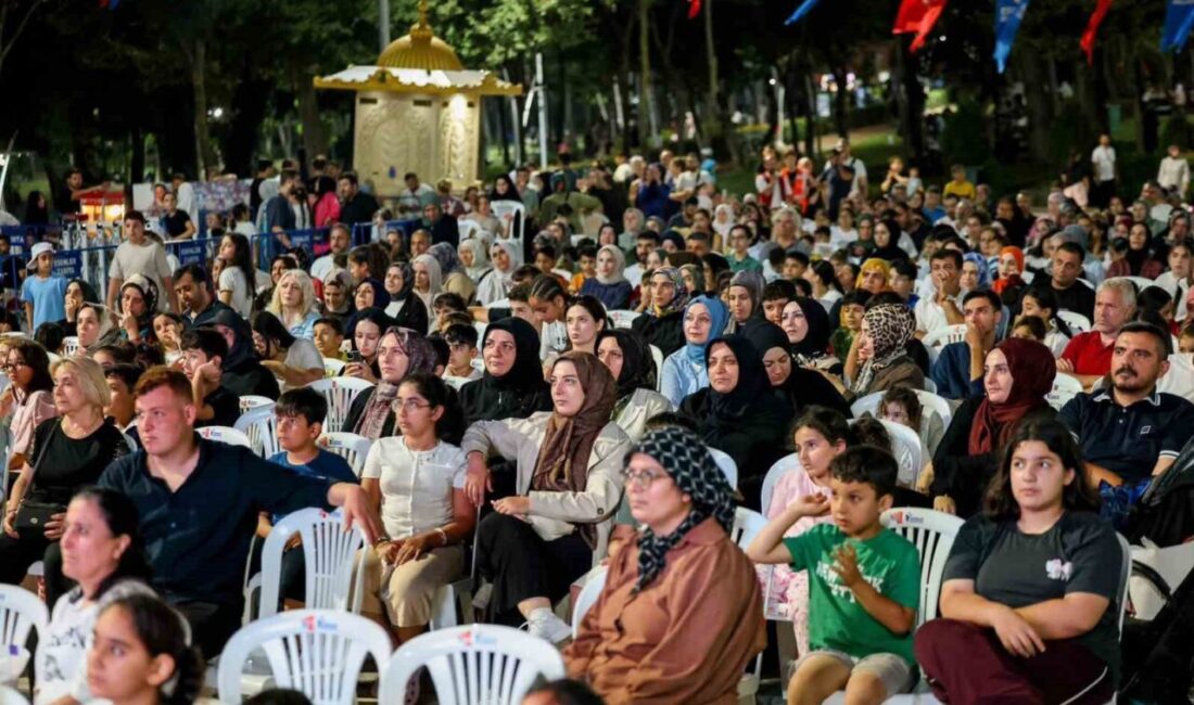 Esenler Belediyesi vatandaşları yazlık sinemada buluşturuyor Esenler Belediyesi, yaz akşamlarını kültür ve sanat etkinlikleriyle renklendirmeye devam