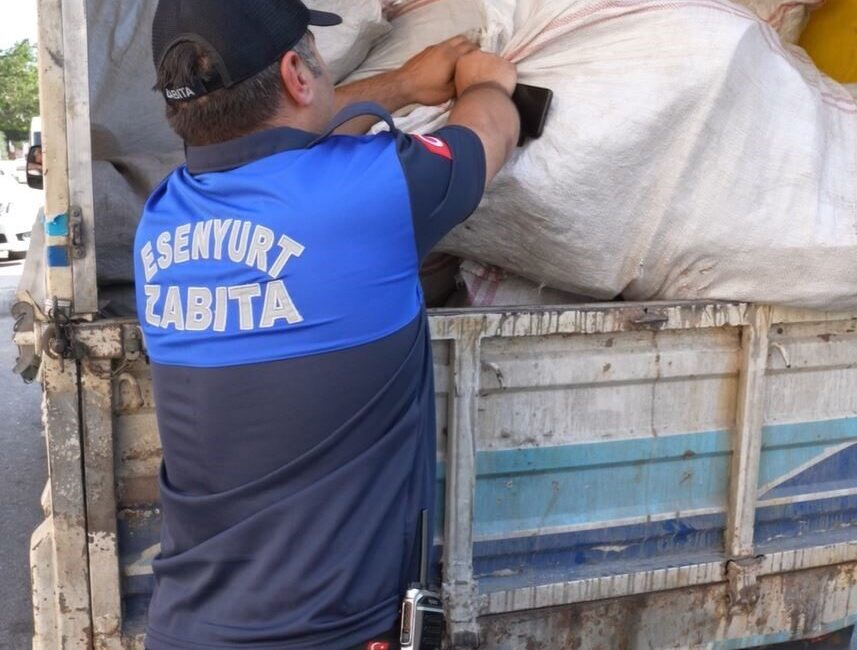 Esenyurt’ta kaçak döküme ceza yağdı Esenyurt Belediyesi çevre kirliliğinin önüne geçmek amacıyla kaçak dökümlere yönelik