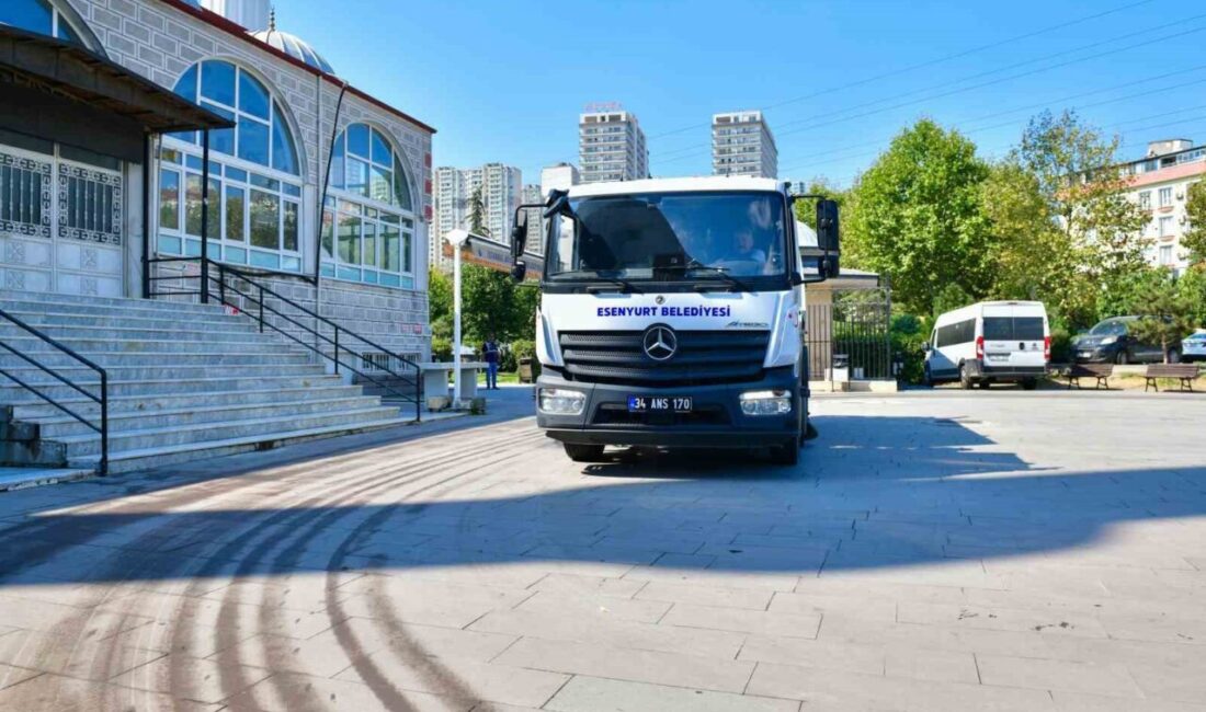 İstanbul’un Esenyurt ilçesinde Mevlit Kandili öncesi camiler ve mezarlıklarda hummalı