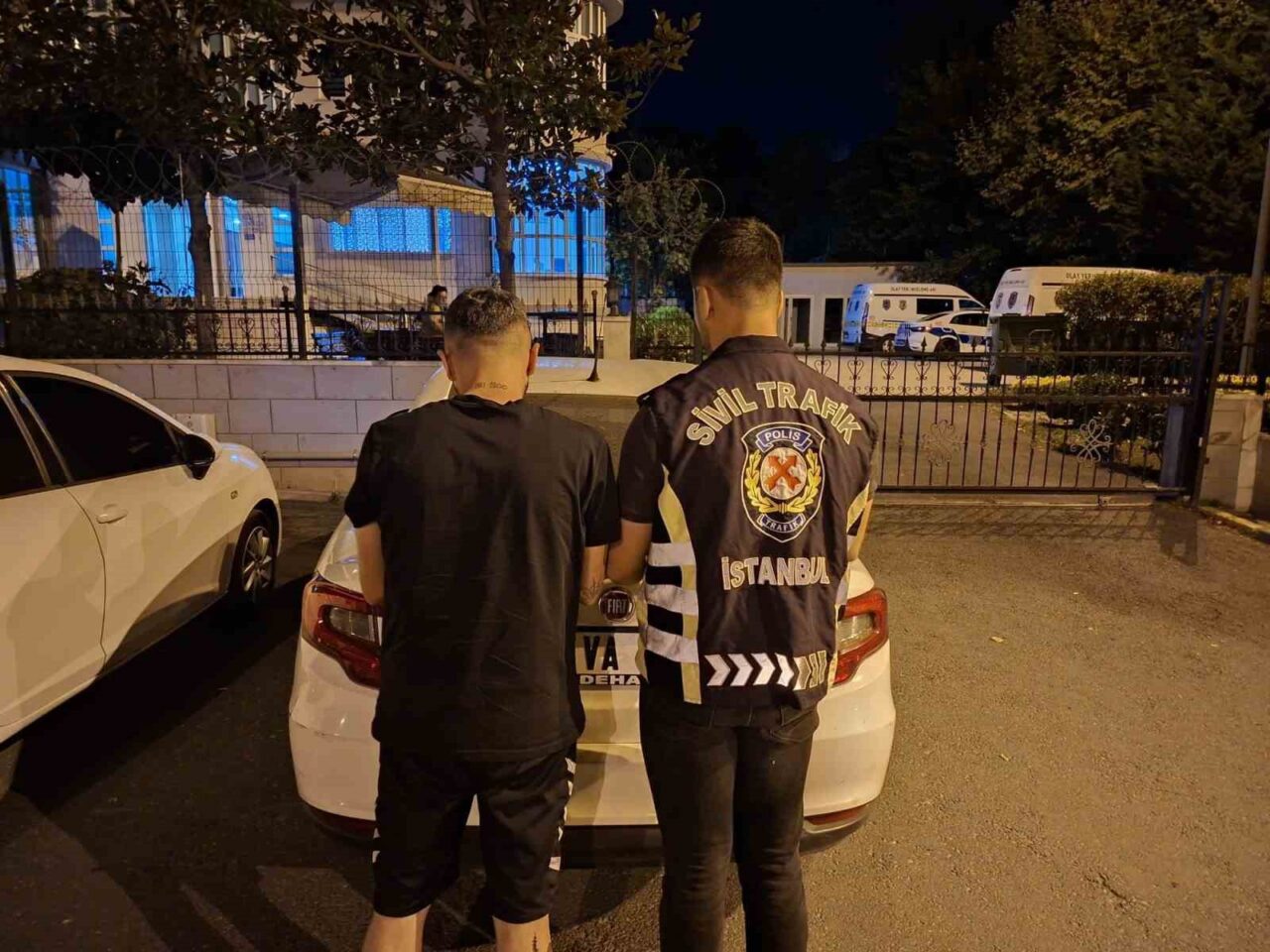 Esenyurt’ta yol verme tartışmasında bir sürücü, diğer aracın lastiklerini bıçakla