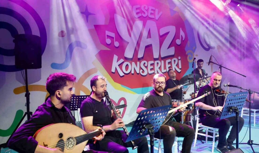 Esenler’de Yaz Akşamları Müzikle Renkleniyor Esenler Belediyesi'nin düzenlediği ESEV Yaz Konserleri, halk müziğinden Karadeniz ezgilerine,
