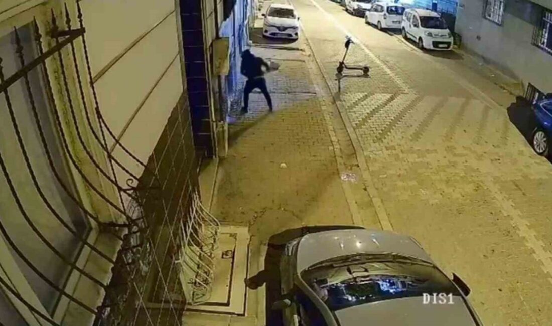 Esenyurt’ta eski sevgilisinin yaşadığı binaya gelen bir kişi, camları kırıp