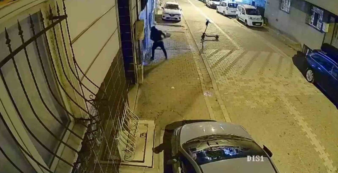Esenyurt’ta eski sevgilisinin yaşadığı binaya gelen bir kişi, camları kırıp