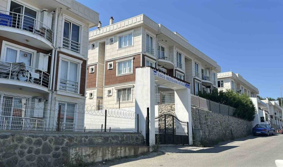 Sakarya'nın Serdivan ilçesinde kiraladığı daireyi çöp eve dönüştüren acil servis