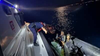 Çanakkale’nin Ezine ilçesi açıklarında Sahil Güvenlik ekiplerince lastik bot içinde