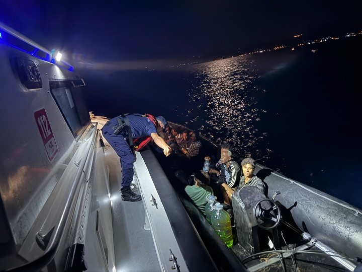Ezine açıklarında 14 kaçak göçmen yakalandı Çanakkale’nin Ezine ilçesi açıklarında Sahil Güvenlik ekiplerince lastik bot içinde