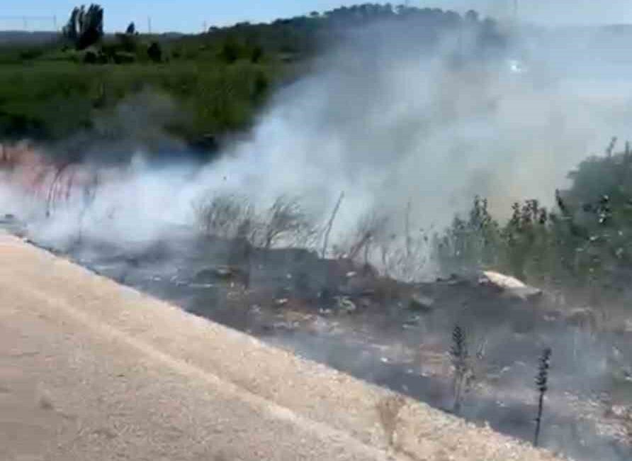Yol kenarında çıkan yangın büyümeden söndürüldü Çanakkale'nin Ezine ilçesinde yol kenarındaki otluk alanda çıkan yangın,