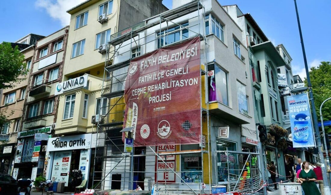 Fatih’in tarihi caddelerinde dönüşüm: 92 bina yeni görünümüne kavuşuyor İstanbul Fatih’te Fevzipaşa Caddesi ve Macar Kardeşler Caddesi’nde başlatılan çalışma