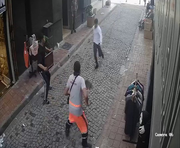 Fatih’te tramvayda telefon çaldıktan sonra kaçan hırsıza, temizlik personelinden süpürgeli müdahale kamerada Fatih Beyazıt’ta tramvayda bir vatandaşın cep telefonunu çaldıktan sonra ara