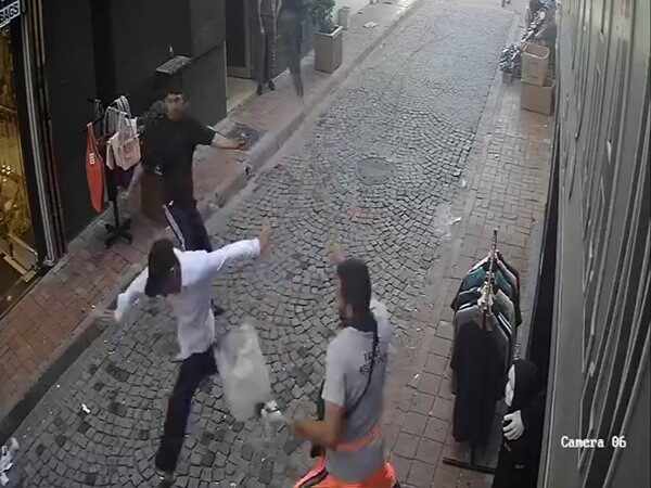 Fatih’te tramvayda telefon çaldıktan sonra kaçan hırsıza, temizlik personelinden süpürgeli müdahale kamerada 4 Bülten Medya -