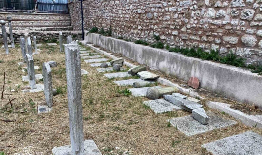 Fatih’teki tarihi hazirede 7 mezar taşını kırıp kaçtı Fatih’te bulunan tarihi Haydarhane Camisi Haziresi’ne giren kimliği belirsiz bir