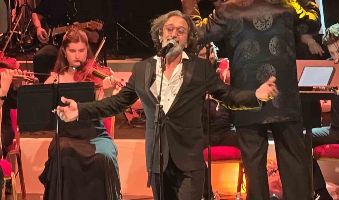 Bursa’da 64. Uluslararası Bursa Festivali Kapsamında Açıkhava Tiyatrosu’nda sahne alan