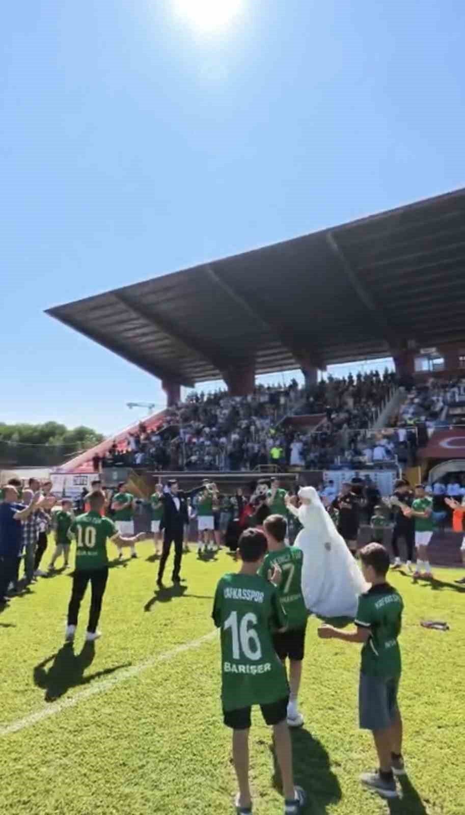 Final maçını gelinlik ve damatlıkla izlediler 7 Bülten Medya -