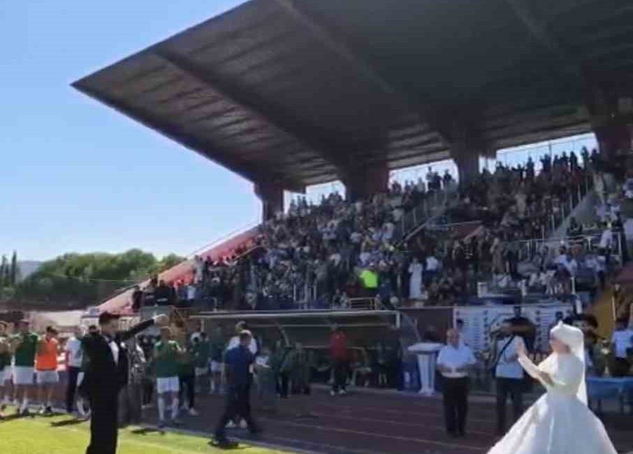 Final maçını gelinlik ve damatlıkla izlediler Bursa’nın İnegöl ilçesinde düzenlenen köyler arası futbol turnuvasının final karşılaşması