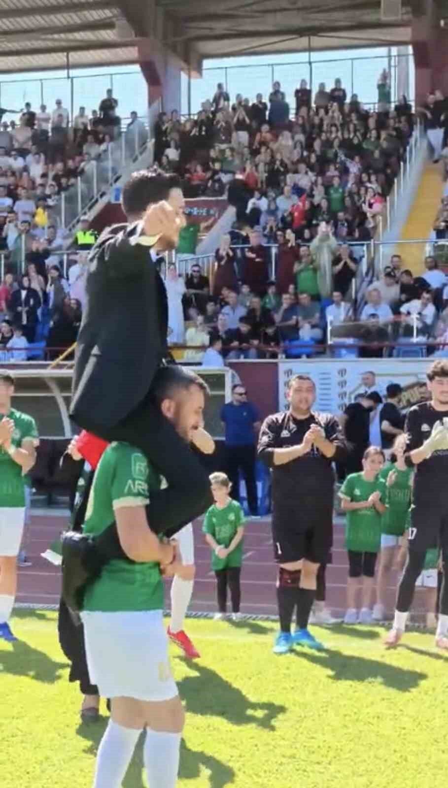 Final maçını gelinlik ve damatlıkla izlediler 8 Bülten Medya -
